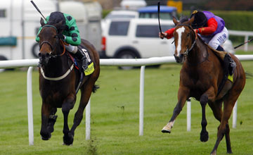 Pyrrha wins at Lingfield 08.05.2010