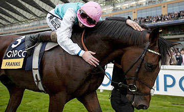 Tom Queally hugs Frankel - Ascot - 20-10-12