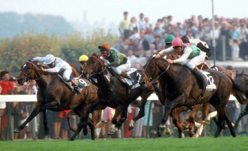 Dancing Brave (pink cap) storms home under Pat Eddery in the Arc